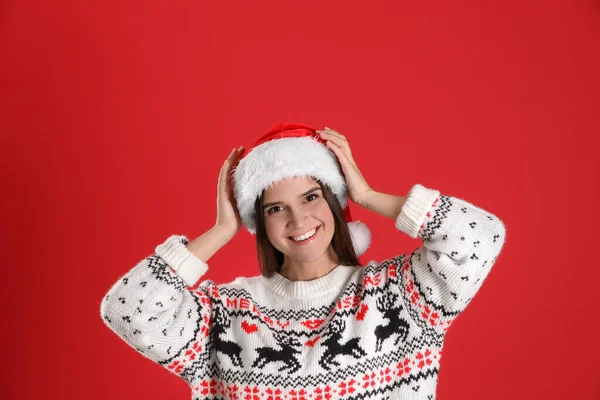 Mujer Bonita Sombrero Santa Suéter Navidad Sobre Fondo Rojo —  Fotos de Stock