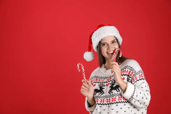 Vacker Kvinna Santa Hatt Och Jul Tröja Med Godis Käppar — Stockfoto