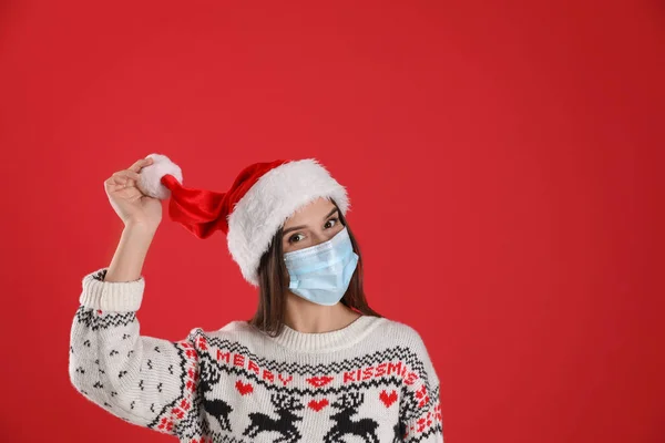 Vacker Kvinna Santa Hatt Och Medicinsk Mask Röd Bakgrund Utrymme — Stockfoto