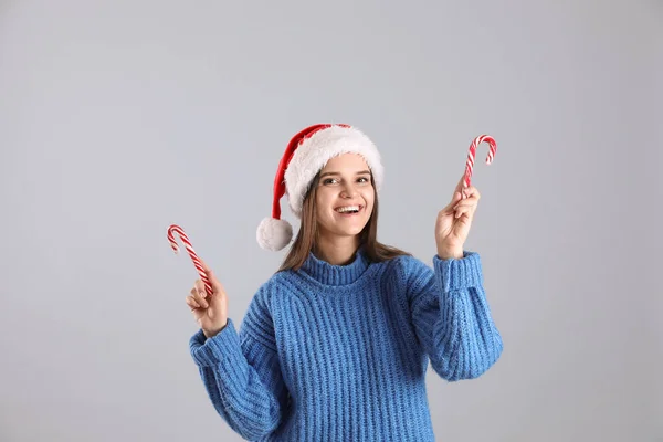 Noel Baba Şapkalı Mavi Kazaklı Güzel Bir Kadın Gri Arka — Stok fotoğraf