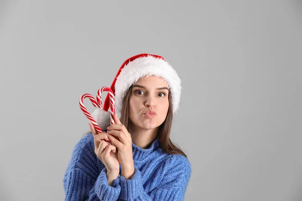 Jolie Femme Chapeau Père Noël Pull Faisant Coeur Avec Des — Photo