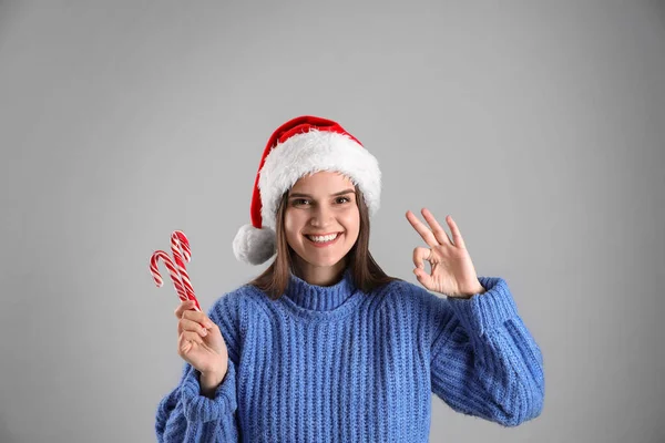 Vacker Kvinna Santa Hatt Och Blå Tröja Med Godis Käppar — Stockfoto