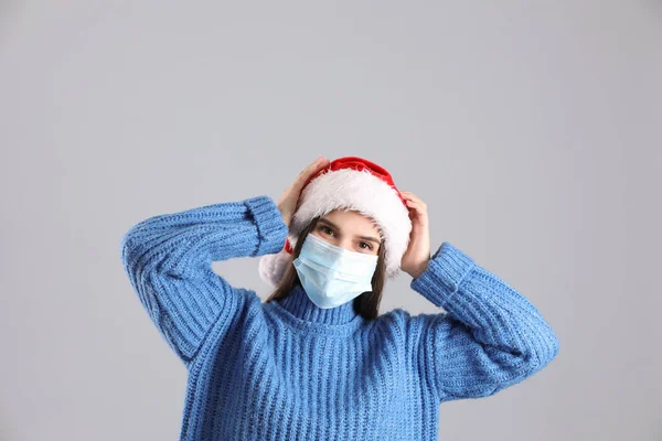 Vacker Kvinna Santa Hatt Och Medicinsk Mask Grå Bakgrund — Stockfoto