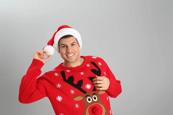 Handsome Man Wearing Santa Hat Grey Background — Stock Photo, Image