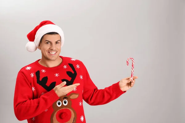 Bonito Homem Santa Chapéu Segurando Cana Doces Fundo Cinza — Fotografia de Stock