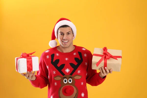 Snygg Man Santa Hatt Innehav Presentförpackningar Gul Bakgrund — Stockfoto