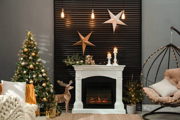 Yanan Şömineyle Dolu Güzel Bir Oturma Odası Noel Kutlaması — Stok fotoğraf