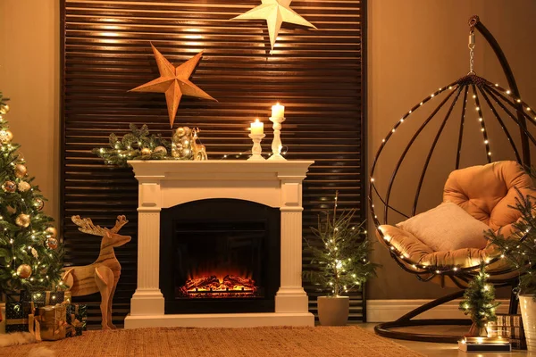Yanan Şömineyle Dolu Güzel Bir Oturma Odası Noel Kutlaması — Stok fotoğraf