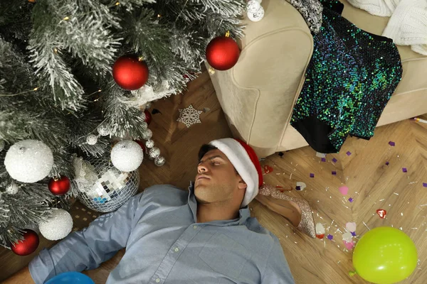 男の床の上に乱雑な部屋で新年のパーティーの後 上記のビュー — ストック写真