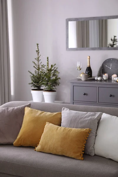Schöne Zimmereinrichtung Mit Geschmückten Weihnachtstannen Und Gemütlichem Sofa — Stockfoto
