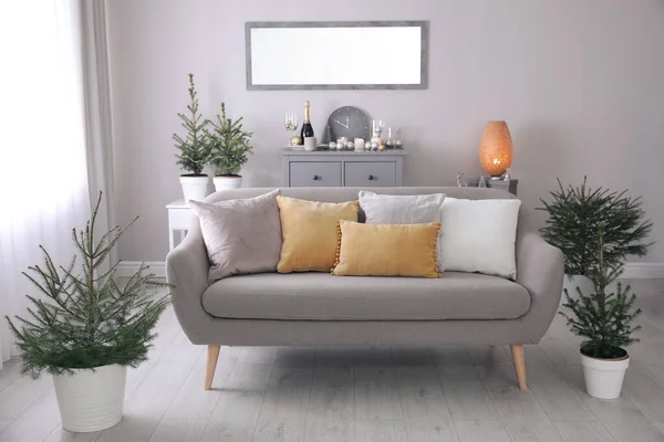 Mooie Kamer Interieur Met Versierde Kerst Sparren Comfortabele Bank — Stockfoto
