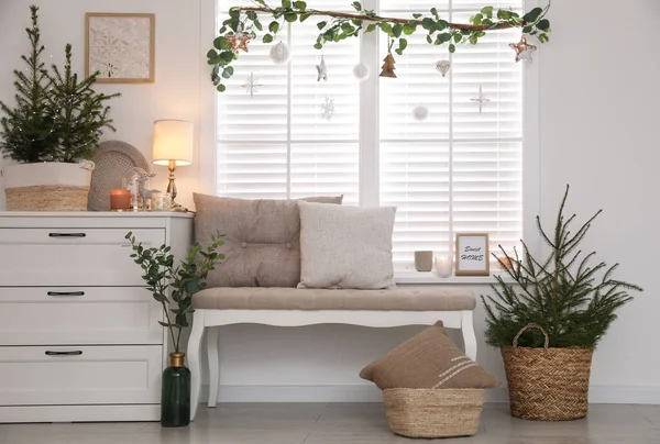 Belle Chambre Intérieure Décorée Pour Noël Avec Des Sapins Pot — Photo