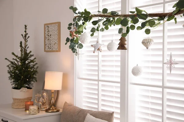 Mooie Kamer Interieur Ingericht Voor Kerstmis Met Potted Spar — Stockfoto