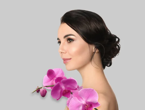 Krásná Mladá Žena Orchidej Květiny Světlém Pozadí Lázeňský Portrét — Stock fotografie
