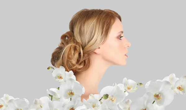 Bella Giovane Donna Fiori Orchidea Sfondo Chiaro Ritratto Spa — Foto Stock