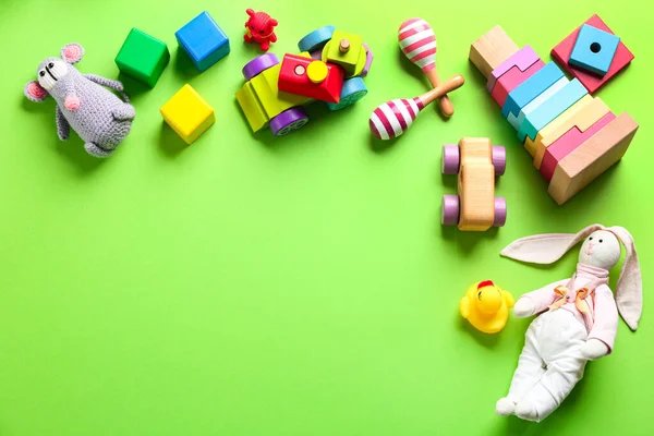 Diferentes Brinquedos Fundo Verde Flat Lay Espaço Para Texto — Fotografia de Stock