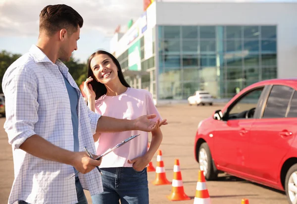 Instrutor Com Prancheta Seu Aluno Perto Carro Livre Exame Escolar — Fotografia de Stock