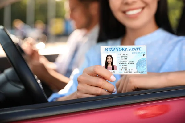 Mulher Jovem Segurando Licença Enquanto Sentado Carro Close Escola Condução — Fotografia de Stock