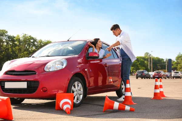 Jovem Estressada Carro Perto Instrutor Cones Trânsito Caídos Livre Exame — Fotografia de Stock