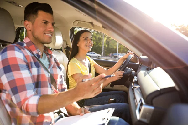 Mujer Joven Coche Con Instructor Escuela Conducción — Foto de Stock