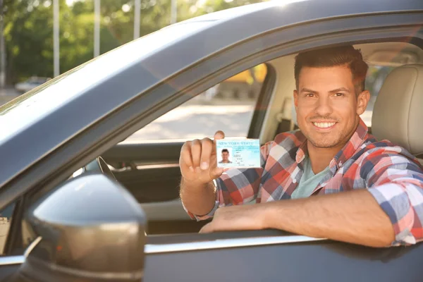 Hombre Feliz Sosteniendo Licencia Mientras Está Sentado Coche Aire Libre — Foto de Stock