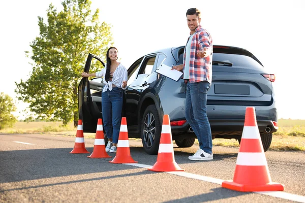 Instructor Con Portapapeles Estudiante Cerca Del Coche Aire Libre Examen — Foto de Stock