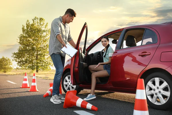 Mujer Joven Estresada Coche Cerca Instructor Conos Tráfico Caídos Aire — Foto de Stock