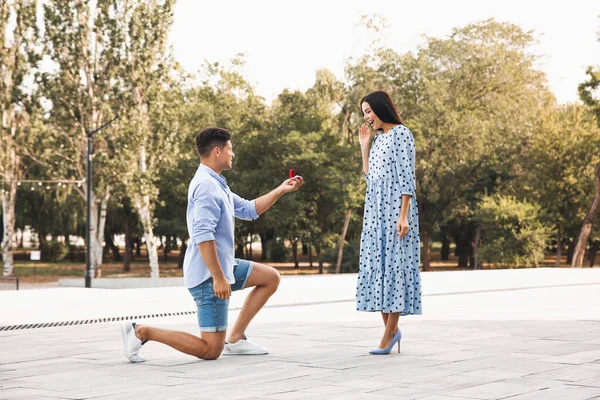 Hombre Con Anillo Compromiso Haciendo Propuesta Novia Aire Libre — Foto de Stock