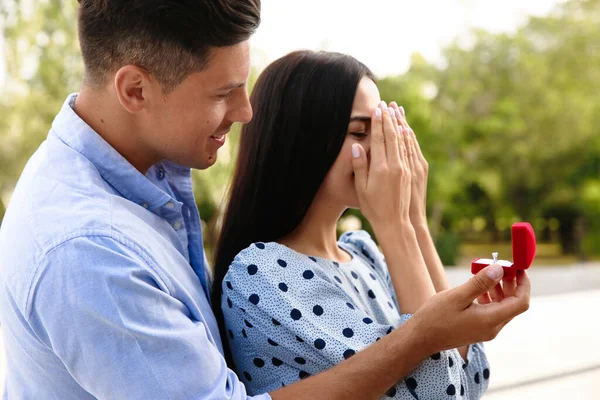 Hombre Con Anillo Compromiso Haciendo Propuesta Novia Aire Libre — Foto de Stock