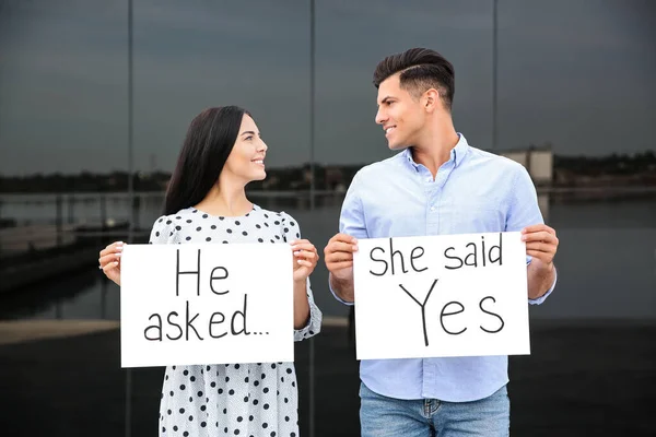 Preciosa Pareja Sosteniendo Carteles Con Texto Que Preguntó Ella Dijo — Foto de Stock