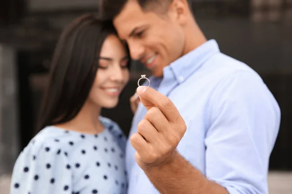 Preciosa Pareja Mostrando Hermoso Anillo Compromiso Aire Libre Centran Mano — Foto de Stock