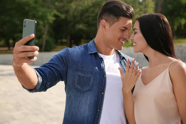 Hermosa Pareja Tomando Selfie Después Comprometerse Aire Libre — Foto de Stock