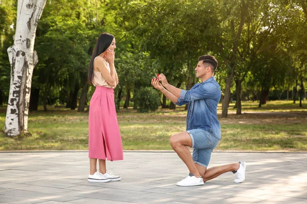 Hombre Con Anillo Compromiso Haciendo Propuesta Novia Parque — Foto de Stock