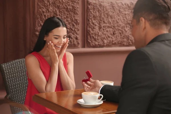 Egy Férfi Eljegyzési Gyűrűvel Lánykérést Tesz Barátnőjének Szabadtéri Kávézóban — Stock Fotó