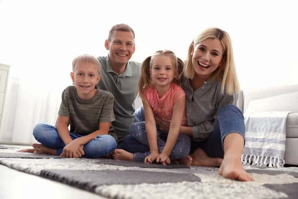 Gelukkig Gezin Met Kinderen Vloer Thuis — Stockfoto