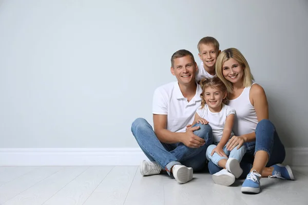 Lycklig Familj Med Barn Nära Grå Vägg Plats För Text — Stockfoto