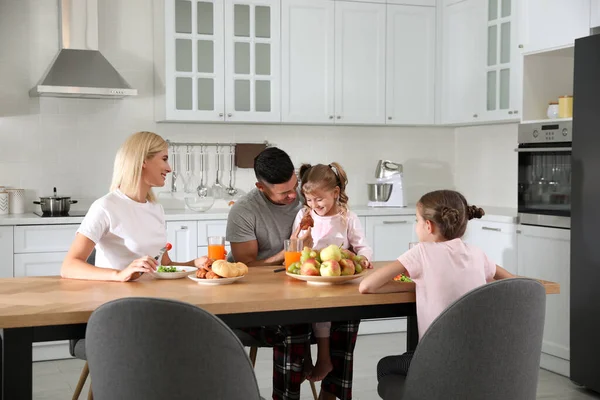 Glad Familj Som Äter Frukost Tillsammans Vid Bord Modernt Kök — Stockfoto