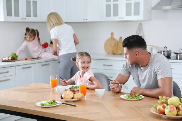 Glad Familj Som Äter Frukost Tillsammans Vid Bord Modernt Kök — Stockfoto