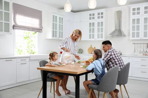 Família Feliz Tomando Café Manhã Juntos Mesa Cozinha Moderna — Fotografia de Stock