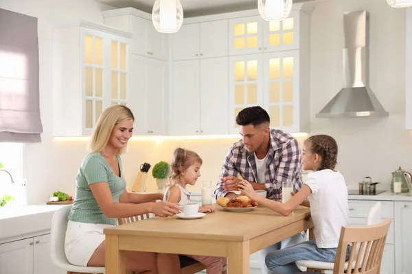 Glad Familj Äter Tillsammans Vid Bord Modernt Kök — Stockfoto