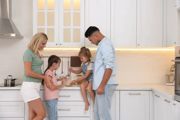 Felice Cucina Familiare Insieme Nella Cucina Moderna — Foto Stock