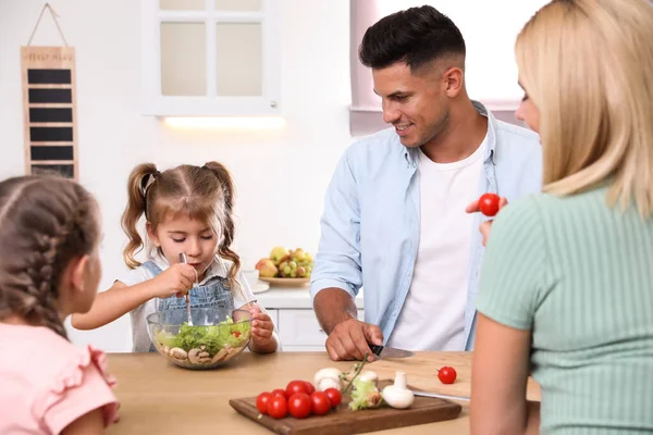 Happy Rodinné Vaření Společně Stolu Moderní Kuchyni — Stock fotografie