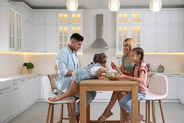 Família Feliz Cozinhar Juntos Mesa Cozinha Moderna — Fotografia de Stock