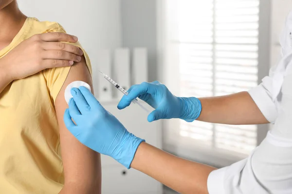 Médico Inyectando Paciente Hospital Primer Plano Día Vacunación — Foto de Stock