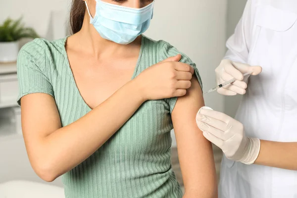 Médico Inyectando Paciente Hospital Primer Plano Día Vacunación — Foto de Stock