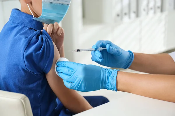 Doctor Vacunando Niño Hospital Cerca Asistencia Sanitaria — Foto de Stock