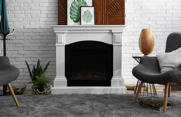 暖炉と家具付きの美しいリビングルームのインテリア — ストック写真