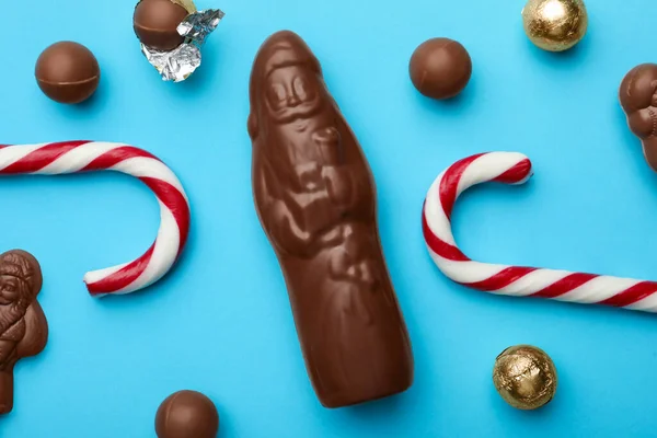 Composición Plana Con Chocolate Santa Claus Caramelos Dulces Sobre Fondo — Foto de Stock