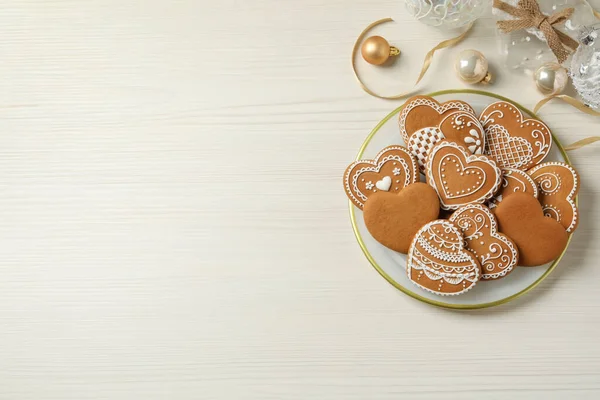 Biscoitos Gengibre Forma Coração Saboroso Decoração Natal Mesa Madeira Branca — Fotografia de Stock