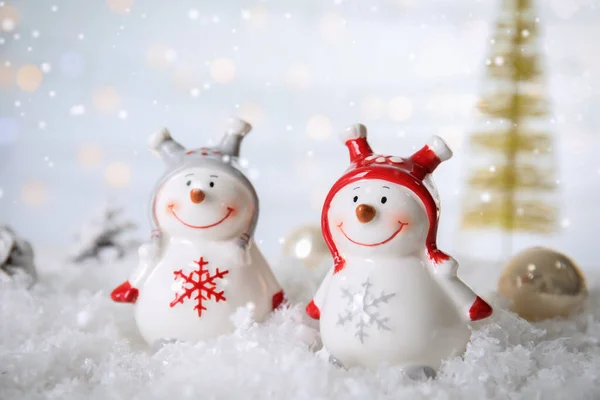 Composição Natal Com Bonecos Neve Decorativos Neve Artificial Contra Luzes — Fotografia de Stock